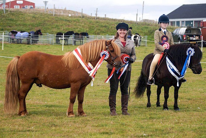 Supreme Champion Merkisayre Kelvin and Reserve Supreme Clothie Night Lightning with Emily Laurenson